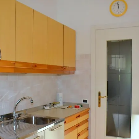 Homely Flat For 5 In A Area In